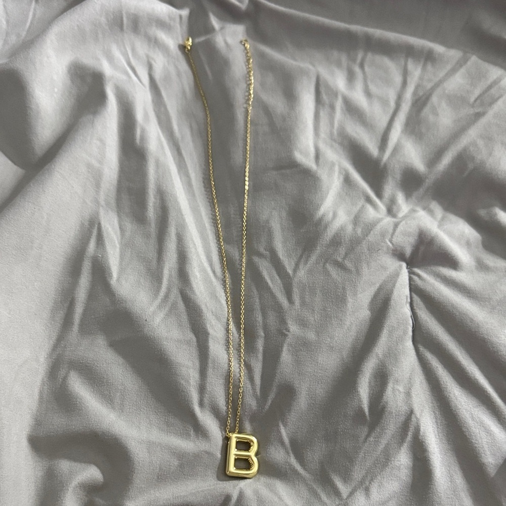 Chic Gold 'B' Pendant Necklace
